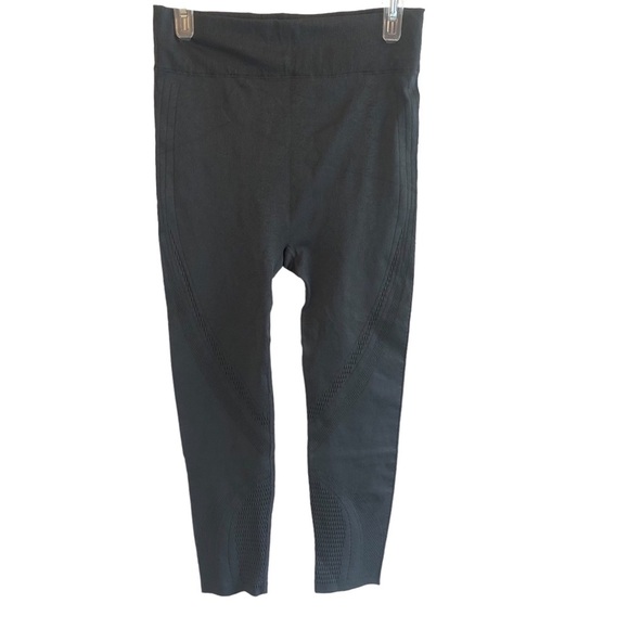 Fabletics Gray Seamless Capri Exercise Gym Activewear Leggings Size Large - Picture 1 of 8